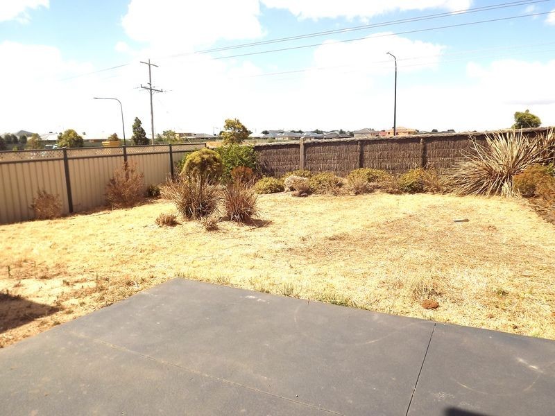 4 Weigall Close, Caroline Springs VIC 3023