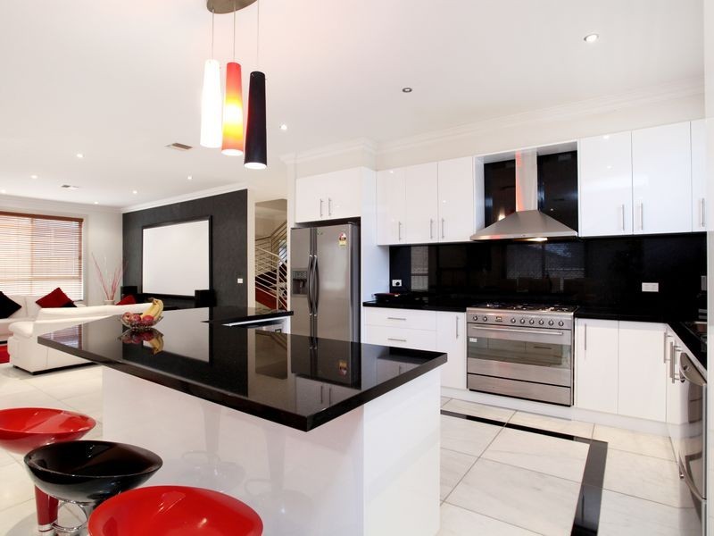 10 Hopetoun Green, Caroline Springs VIC 3023