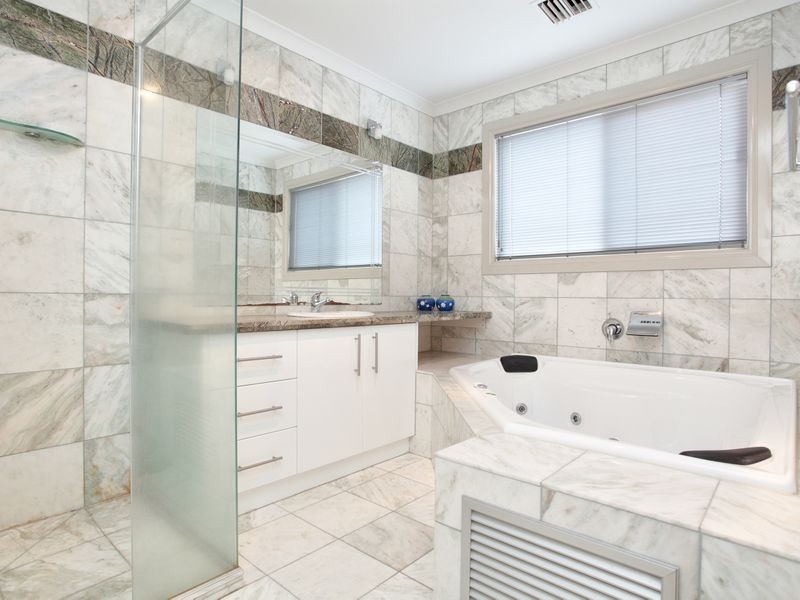 10 Hopetoun Green, Caroline Springs VIC 3023