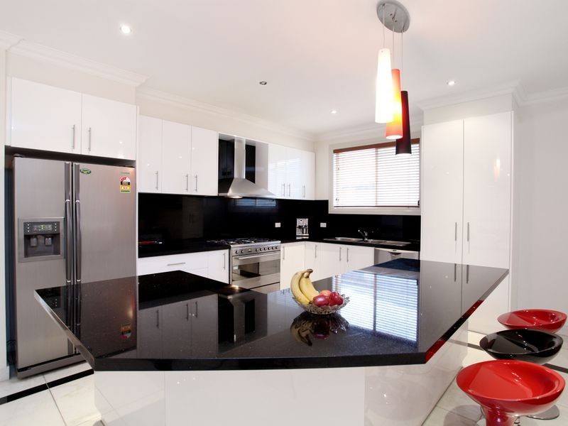 10 Hopetoun Green, Caroline Springs VIC 3023