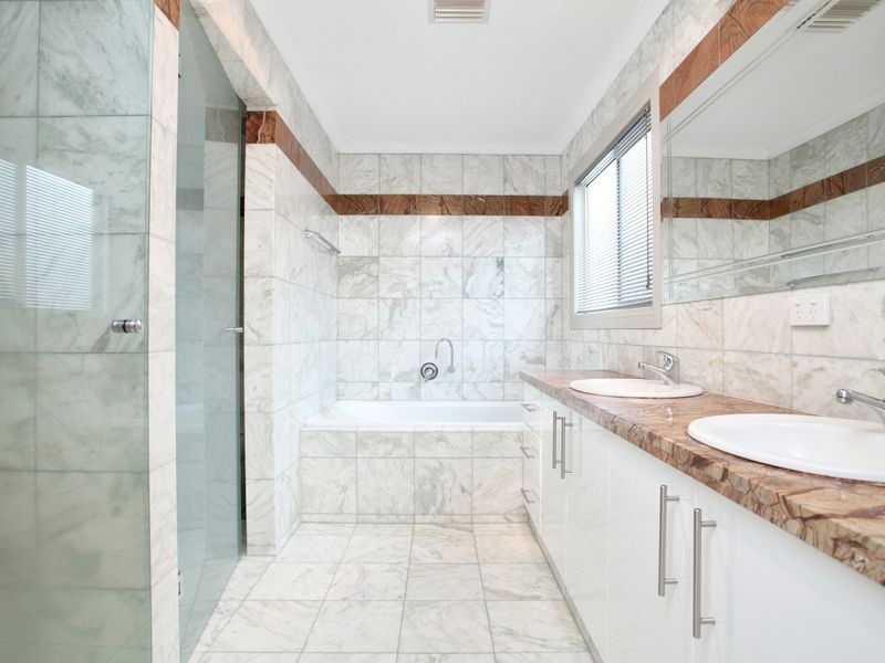 10 Hopetoun Green, Caroline Springs VIC 3023