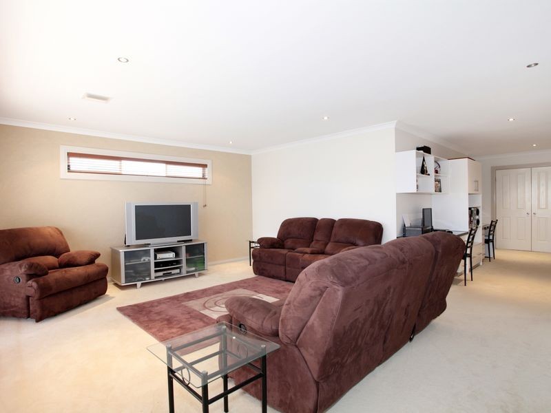 10 Hopetoun Green, Caroline Springs VIC 3023