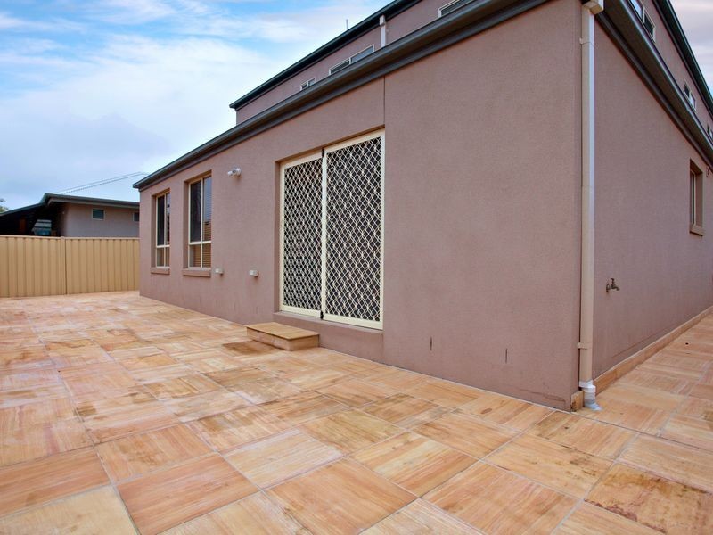 10 Hopetoun Green, Caroline Springs VIC 3023