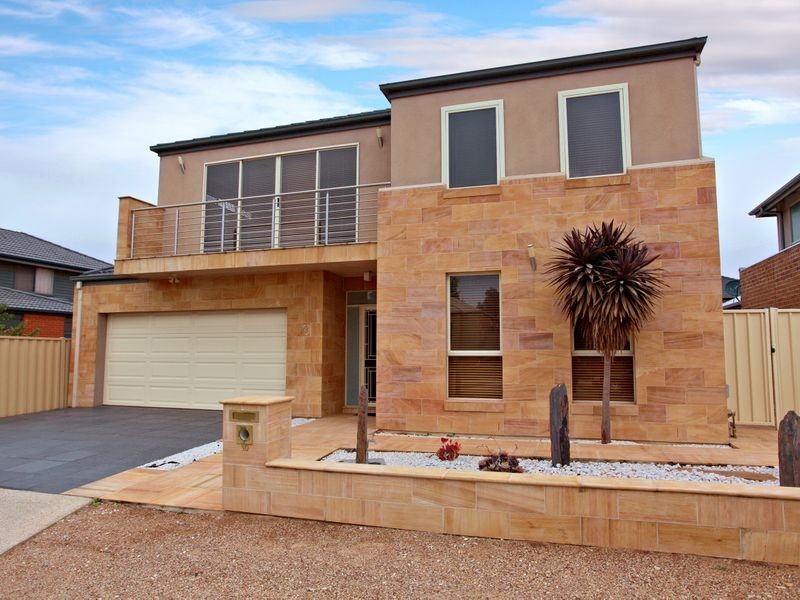 10 Hopetoun Green, Caroline Springs VIC 3023