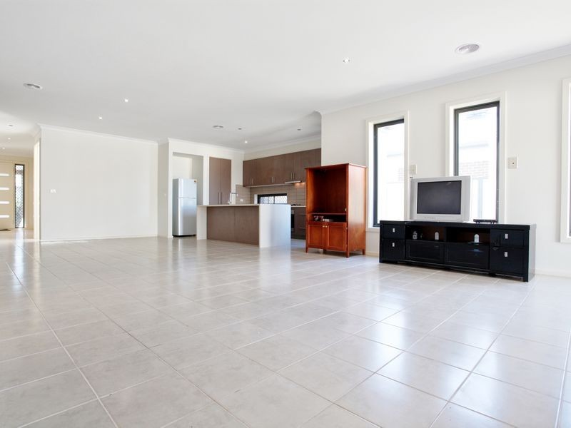 24 Manny Paul Circuit, Burnside Heights VIC 3023