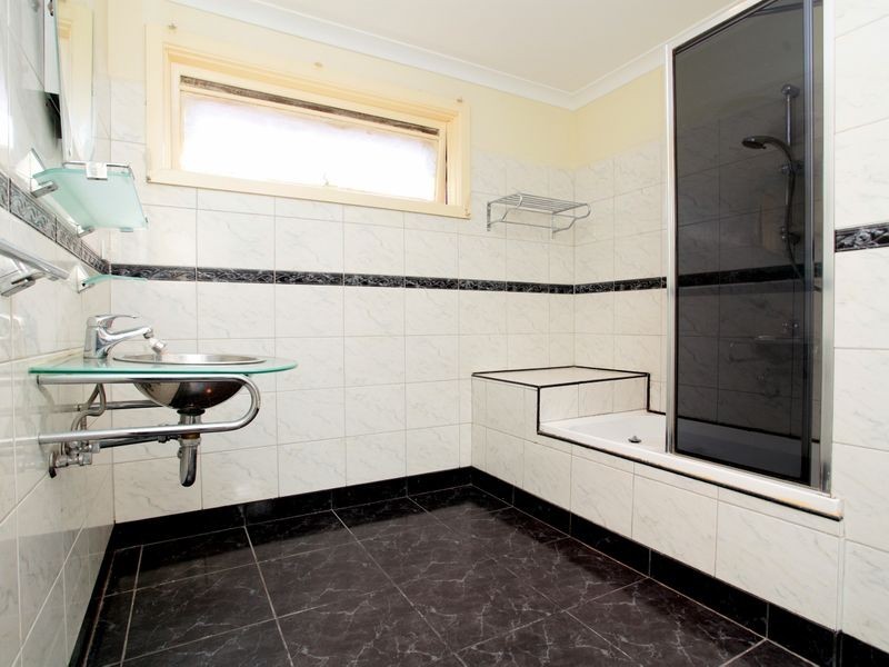 100 Kings Road, St Albans VIC 3021