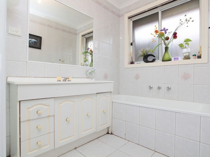 13 Oarsome Drive, Delahey VIC 3037