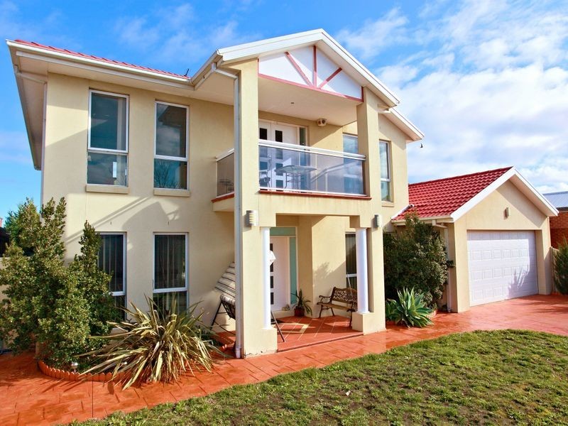 18 Eglington Court, Taylors Hill VIC 3037