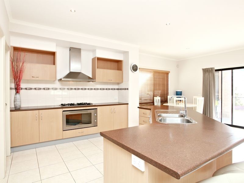 6 Clementson Drive, Caroline Springs VIC 3023