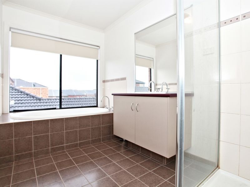 6 Clementson Drive, Caroline Springs VIC 3023