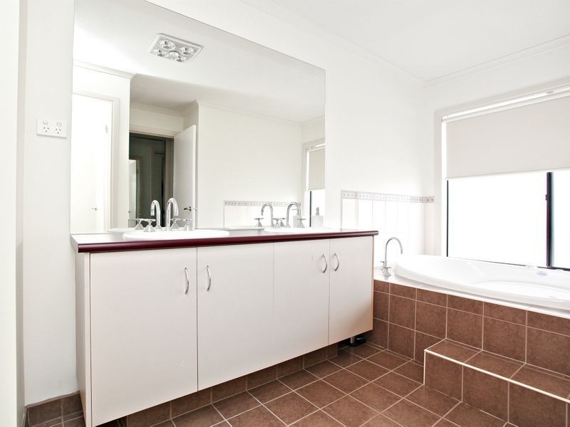 6 Clementson Drive, Caroline Springs VIC 3023