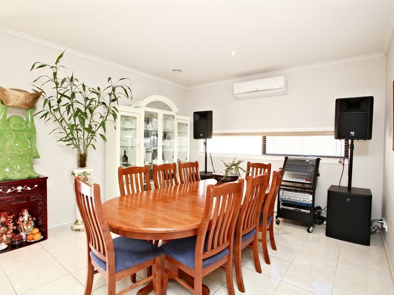 6 Clementson Drive, Caroline Springs VIC 3023