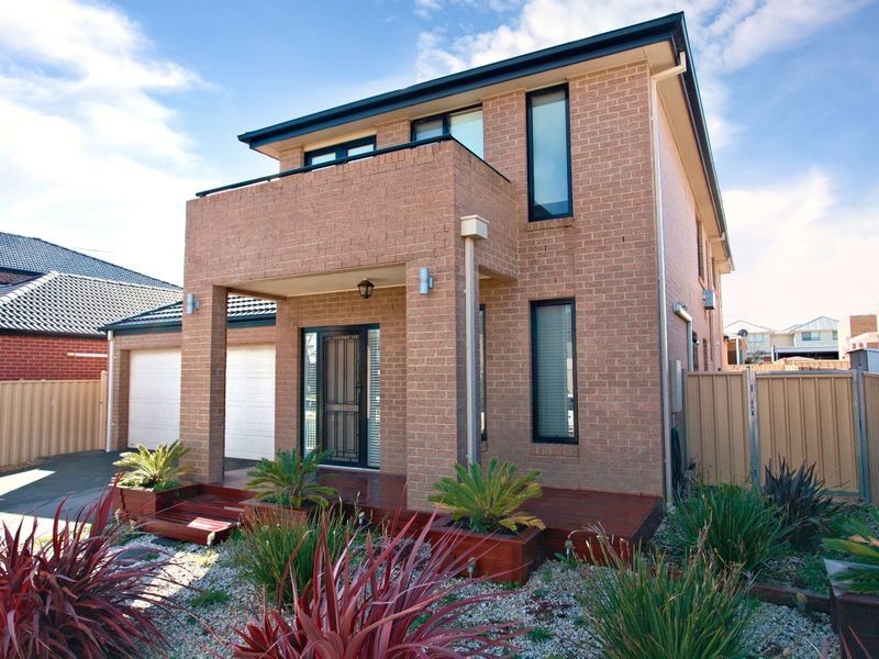 6 Clementson Drive, Caroline Springs VIC 3023