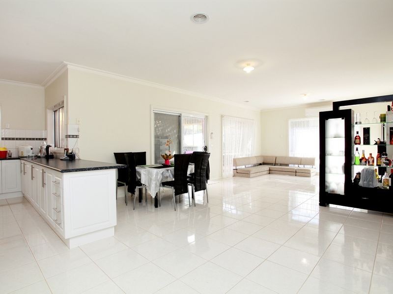 2 Ryland Circuit, Delahey VIC 3037