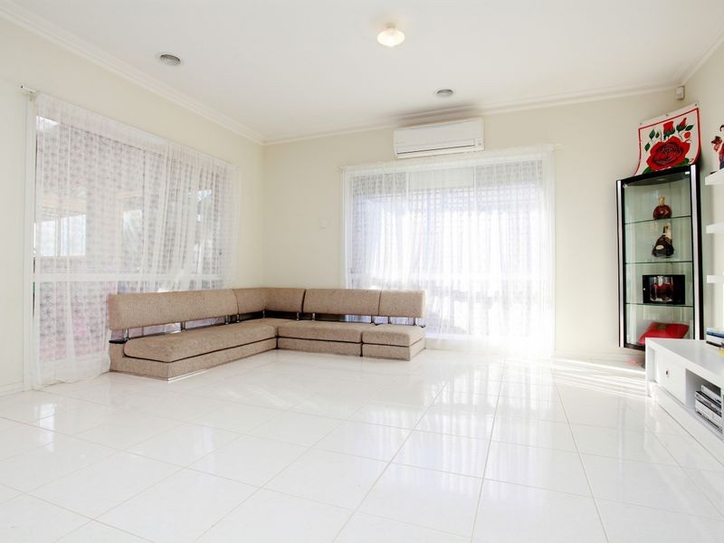 2 Ryland Circuit, Delahey VIC 3037