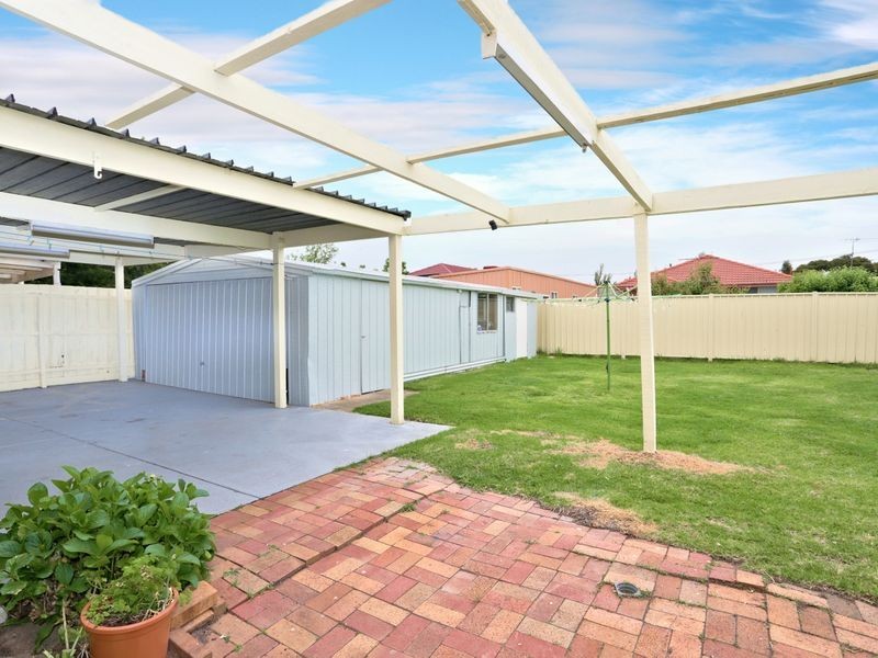 18 Lillypilly Cres, Kings Park VIC 3021