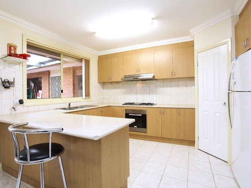27 Bloomsbury Drive, Taylors Hill VIC 3037
