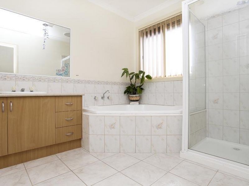 27 Bloomsbury Drive, Taylors Hill VIC 3037