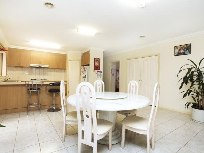 27 Bloomsbury Drive, Taylors Hill VIC 3037