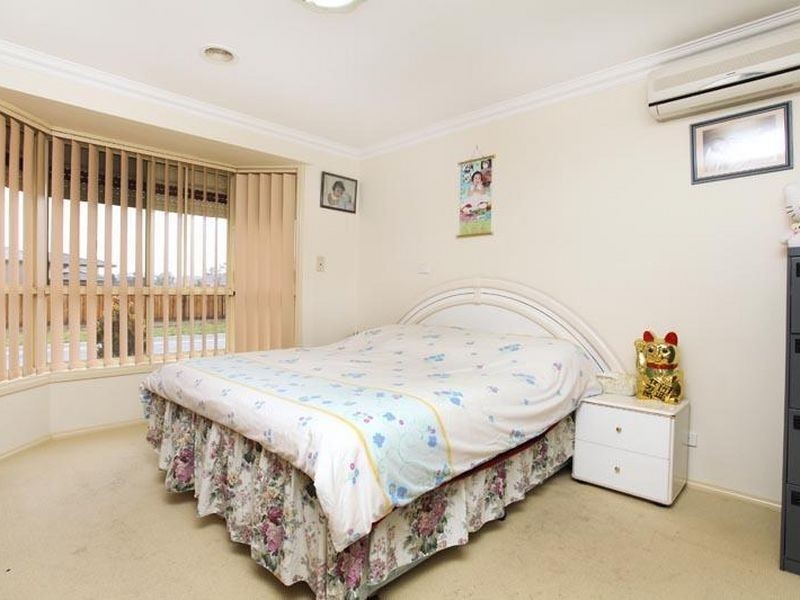 27 Bloomsbury Drive, Taylors Hill VIC 3037