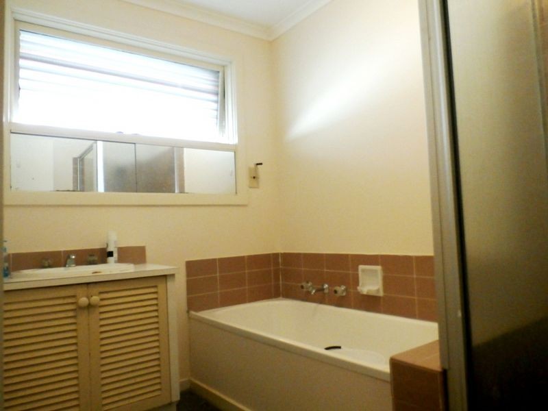 5 Myuna Drive, Kings Park VIC 3021