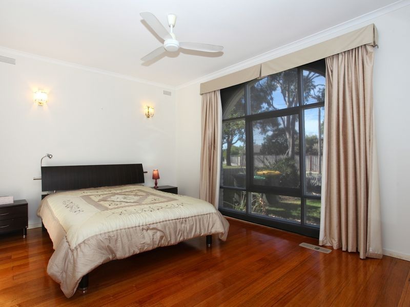 8 Nova Avenue, Deer Park VIC 3023