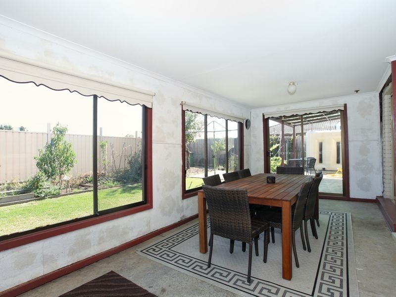 8 Nova Avenue, Deer Park VIC 3023