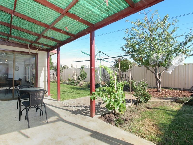 8 Nova Avenue, Deer Park VIC 3023