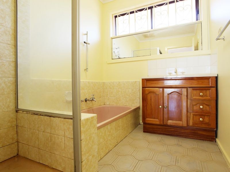 21 Douglas Avenue, St Albans VIC 3021