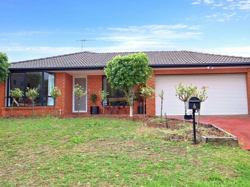 4 Alexander Close, Delahey VIC 3037
