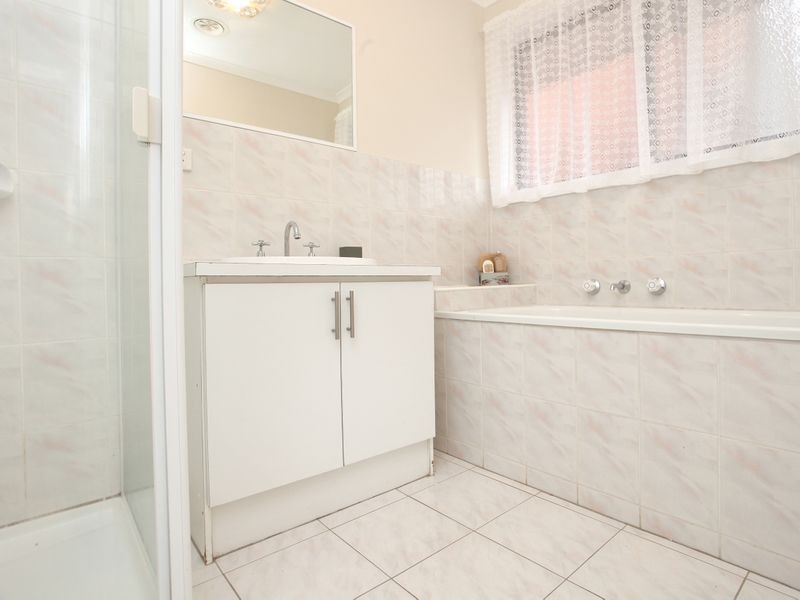 4 Alexander Close, Delahey VIC 3037