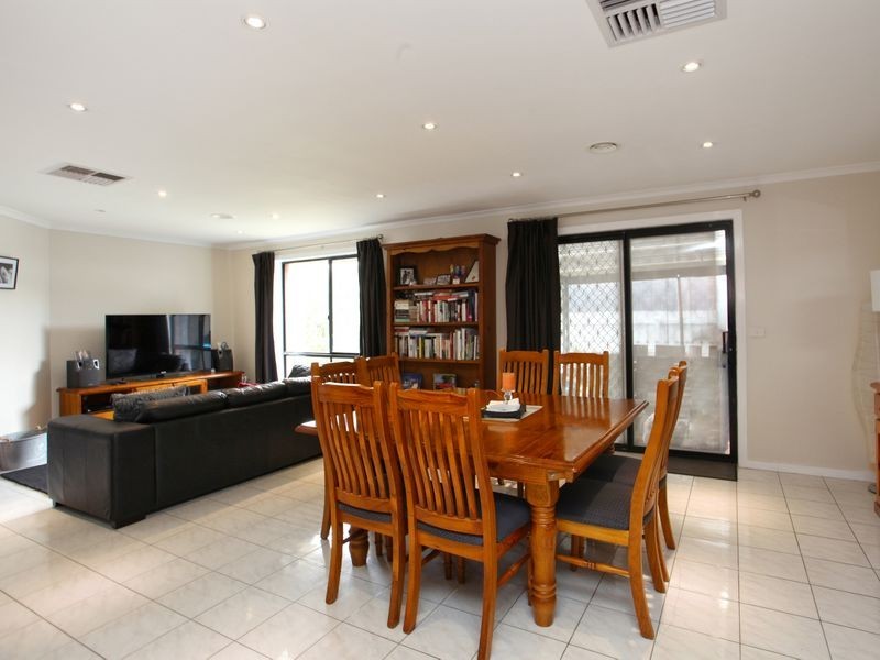 4 Alexander Close, Delahey VIC 3037