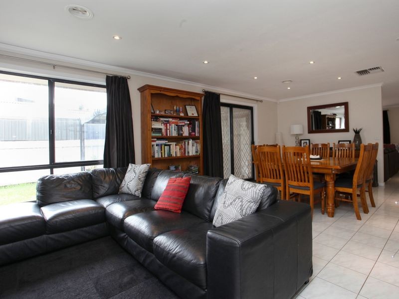 4 Alexander Close, Delahey VIC 3037