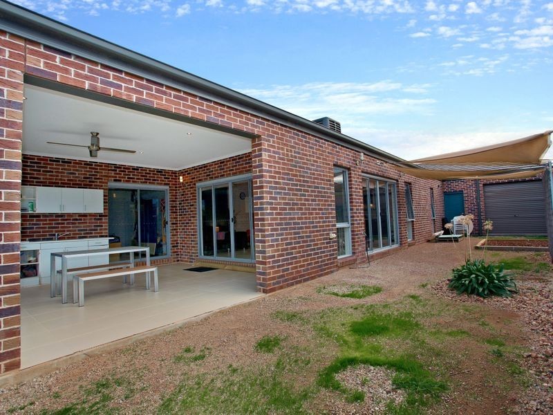 36 Jindabyne Ave, Taylors Hill VIC 3037