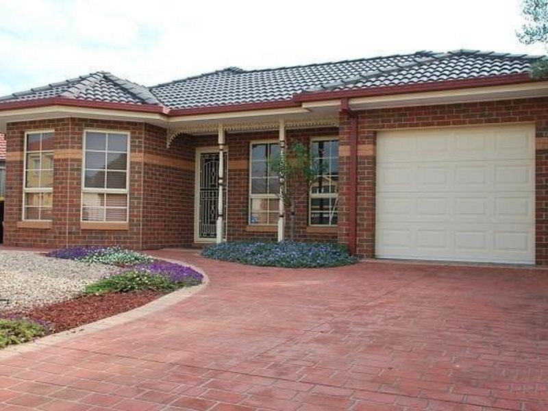 4 Cleland Way, Caroline Springs VIC 3023