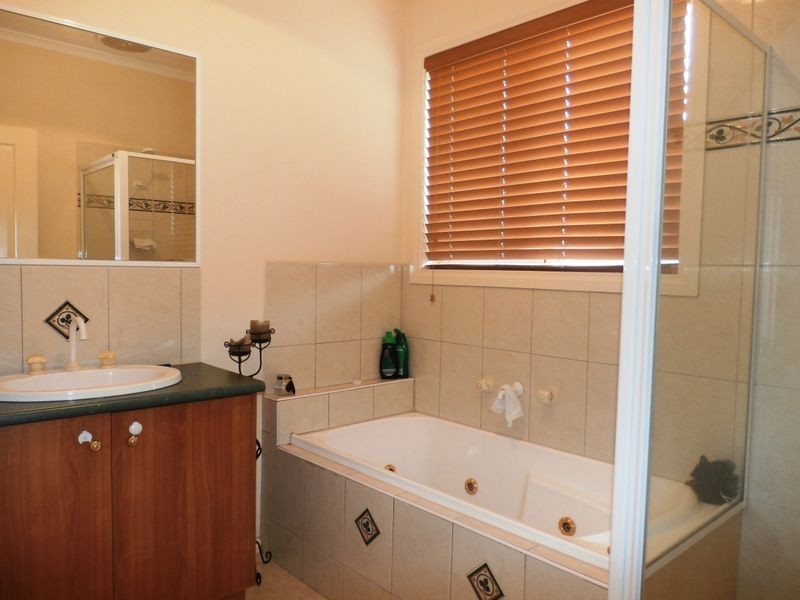 4 Cleland Way, Caroline Springs VIC 3023