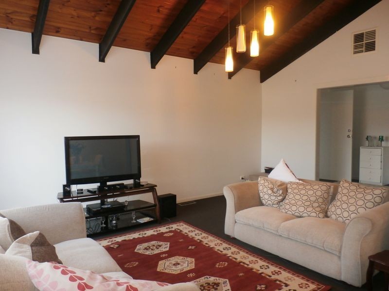 15 Baguley Crescent, Kings Park VIC 3021