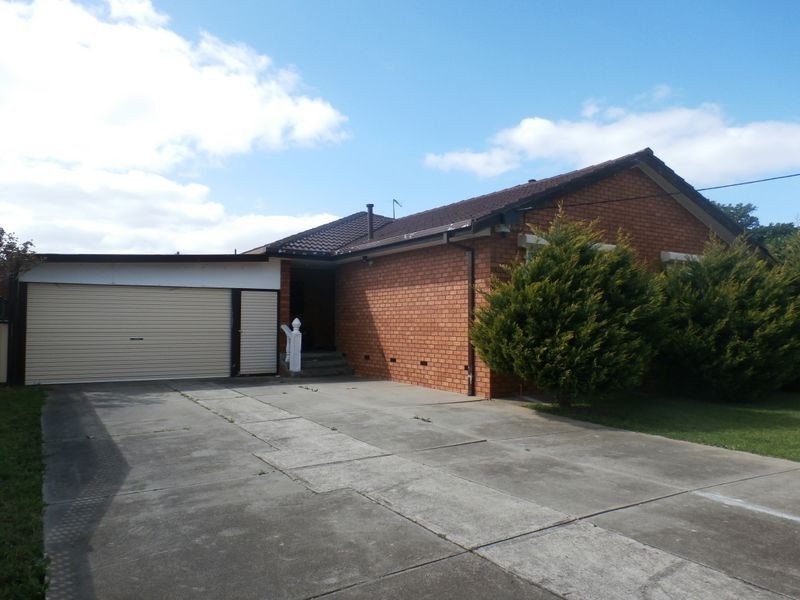15 Baguley Crescent, Kings Park VIC 3021