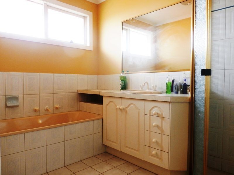 35 John Paul Drive, Hillside VIC 3037