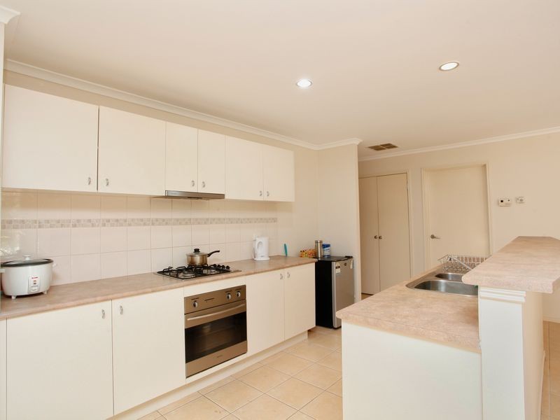 32 Loddon Drive, Taylors Hill VIC 3037