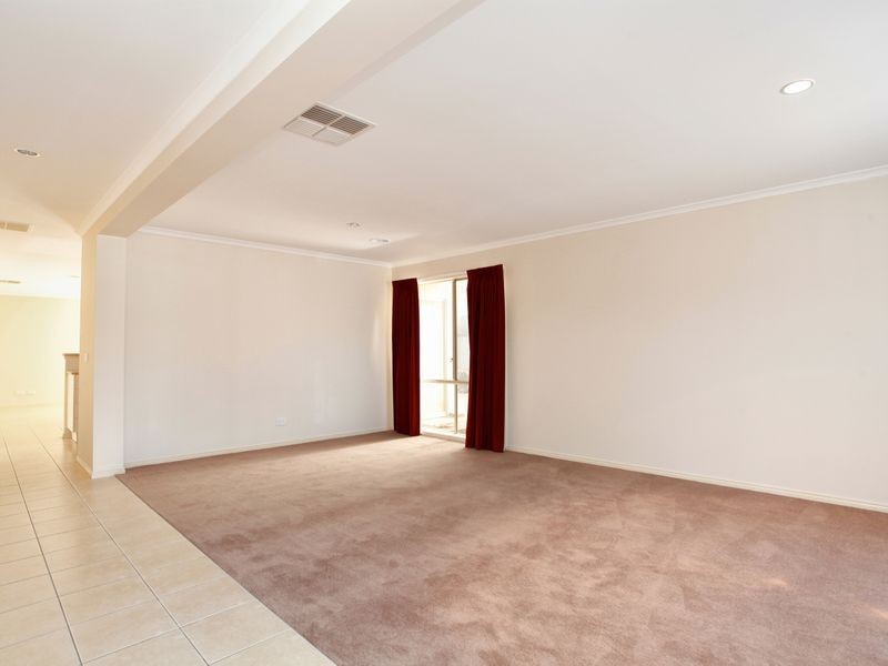 32 Loddon Drive, Taylors Hill VIC 3037