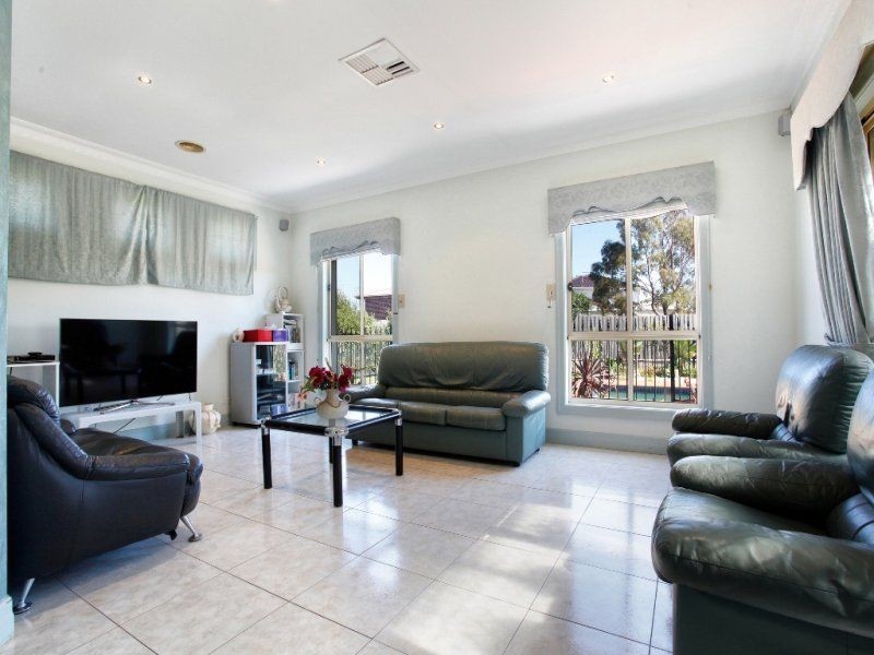 5 Zebrina Close, Hillside VIC 3037