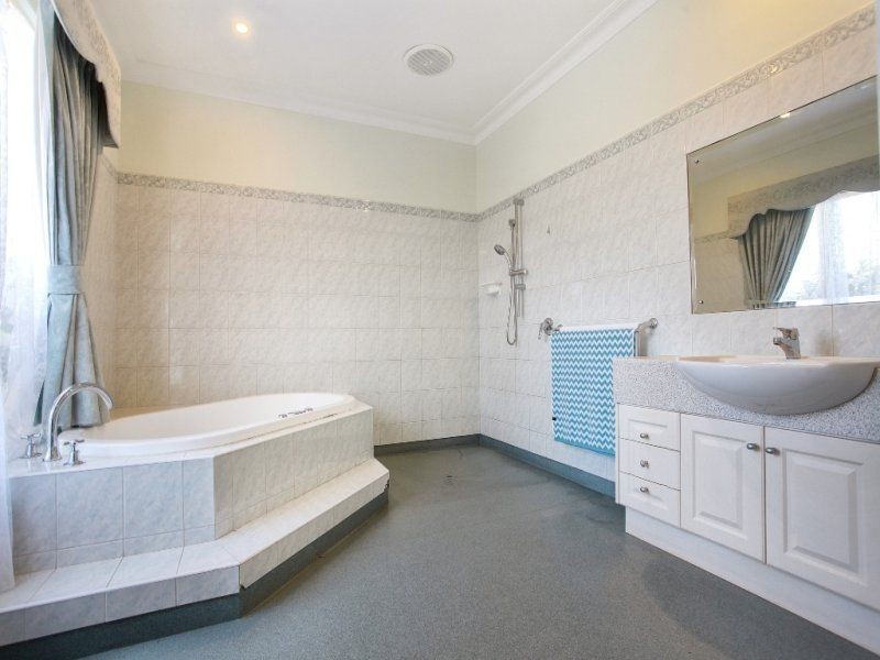 5 Zebrina Close, Hillside VIC 3037