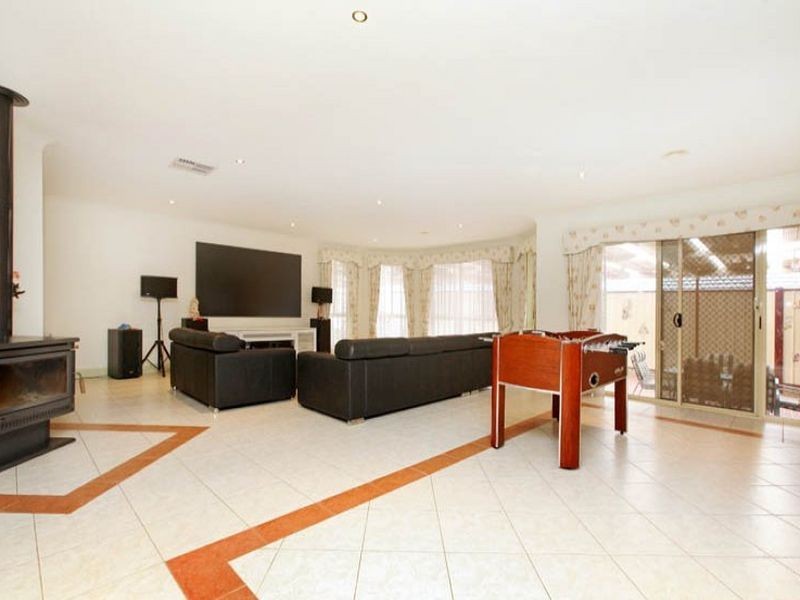 18 Queensberry Court, Hillside VIC 3037