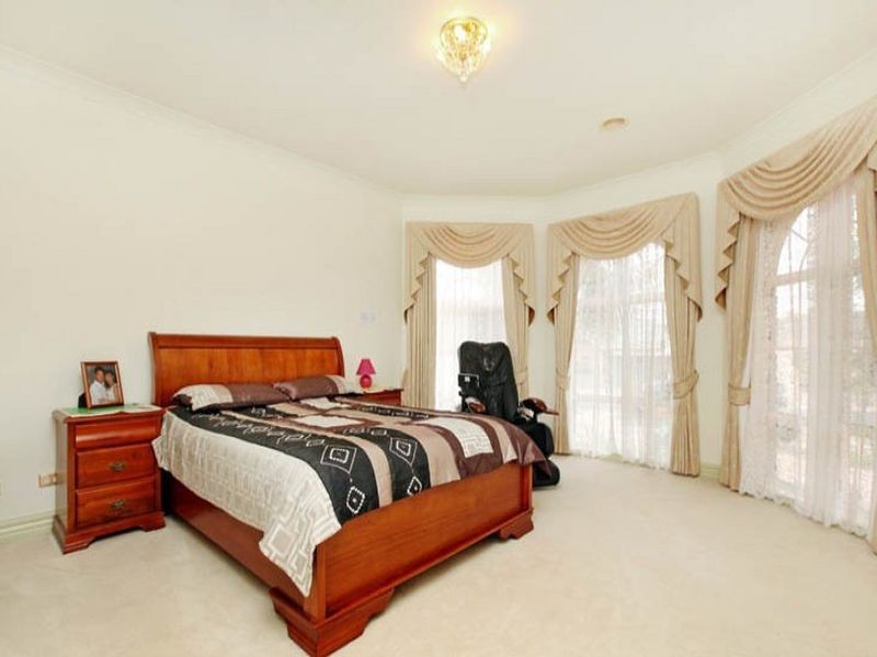 18 Queensberry Court, Hillside VIC 3037