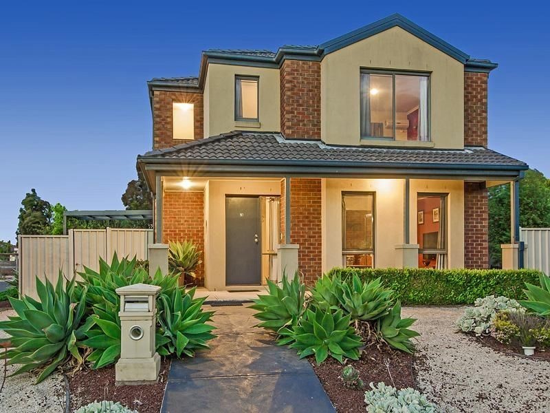10 Loddon Close, Caroline Springs VIC 3023