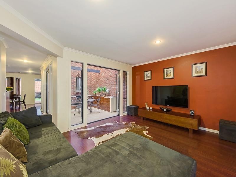 10 Loddon Close, Caroline Springs VIC 3023