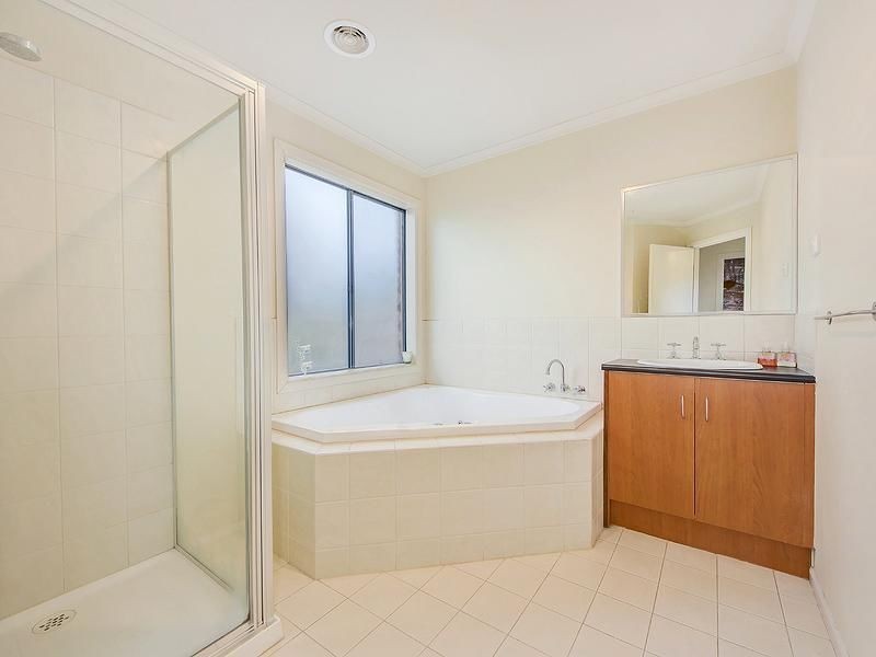 10 Loddon Close, Caroline Springs VIC 3023