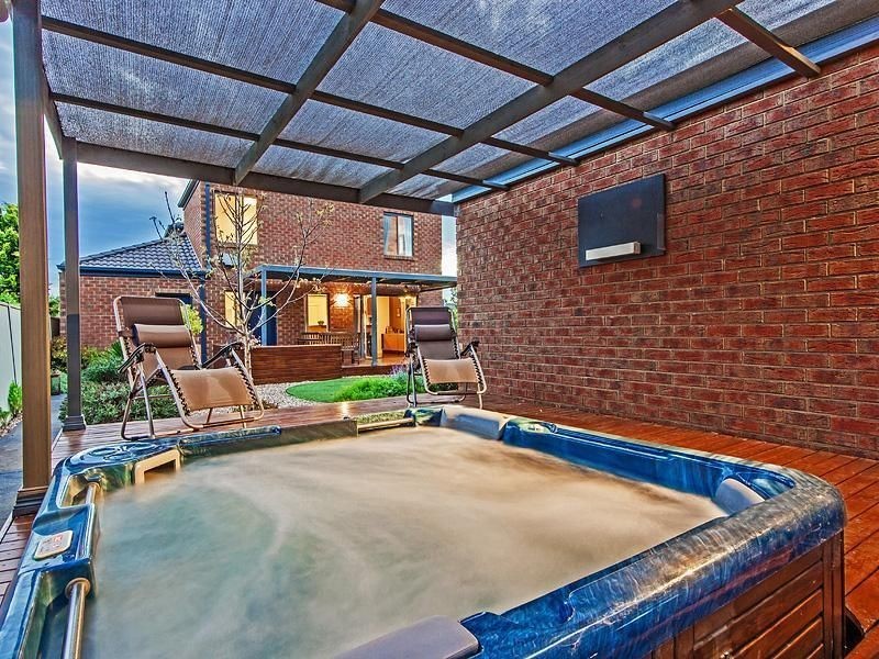 10 Loddon Close, Caroline Springs VIC 3023