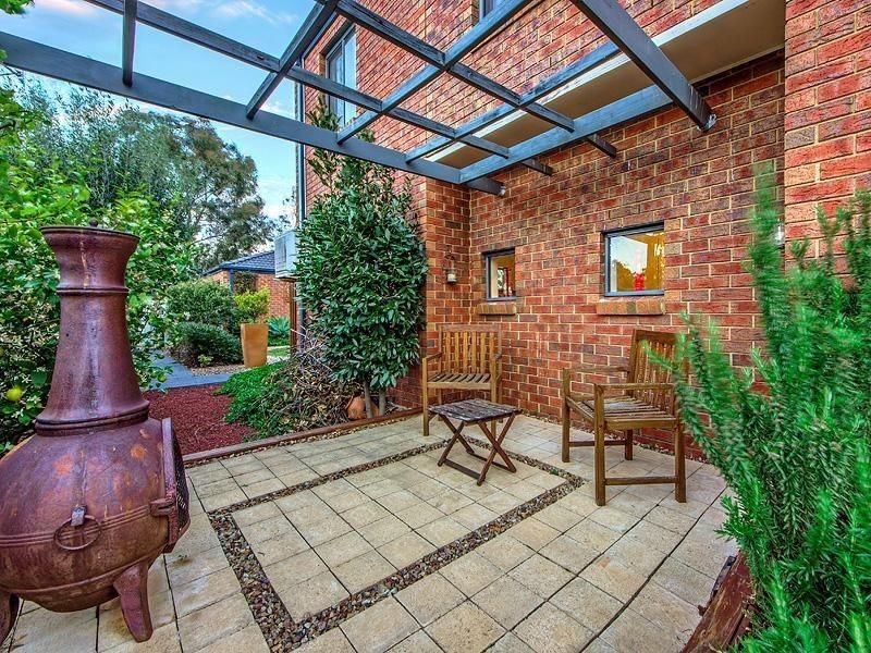 10 Loddon Close, Caroline Springs VIC 3023